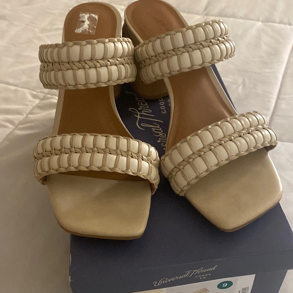Universal Thread Shoes - Ladies 9 tan sandal heel shoe